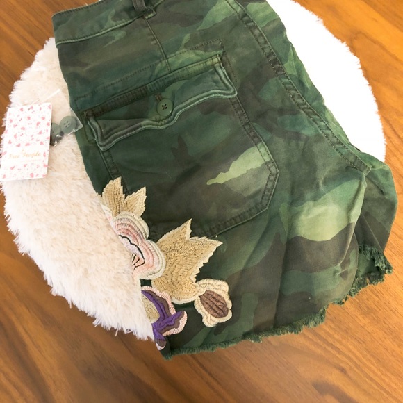 Delist 4/30‼️Free People Embroidered Floral Shorts - Picture 4 of 7